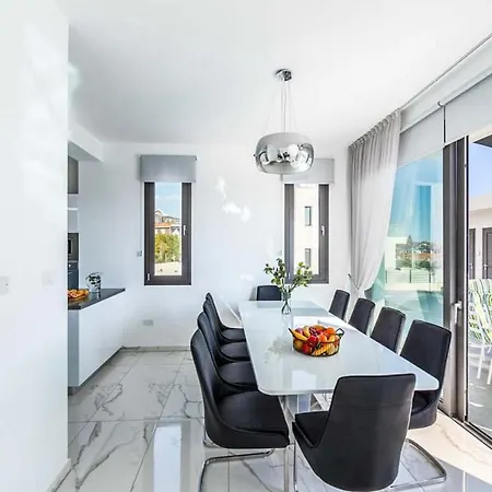 Contemporary Furnishings And Decor Villa-daisy トロギール