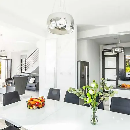 Contemporary Furnishings And Decor Villa-daisy トロギール