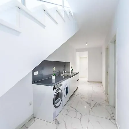 Contemporary Furnishings And Decor Villa-daisy *