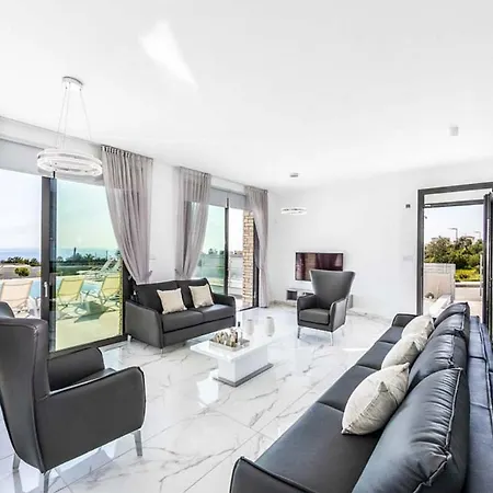 Contemporary Furnishings And Decor Villa-daisy アパート