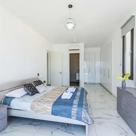Contemporary Furnishings And Decor Villa-daisy