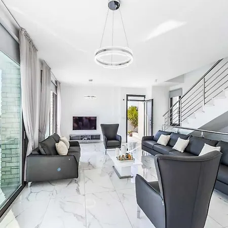 Contemporary Furnishings And Decor Villa-daisy トロギール