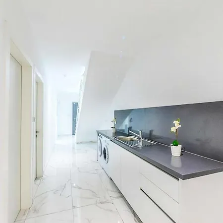 Contemporary Furnishings And Decor Villa-daisy