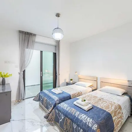 Contemporary Furnishings And Decor Villa-daisy アパート