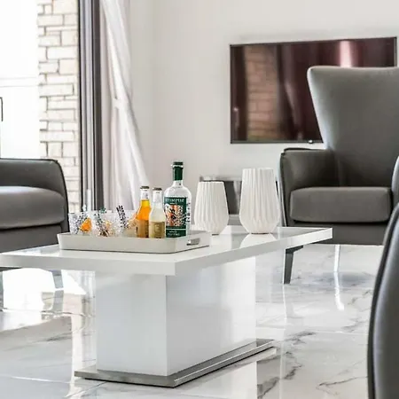 Contemporary Furnishings And Decor Villa-daisy トロギール