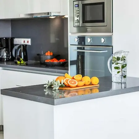 Contemporary Furnishings And Decor Villa-daisy * トロギール